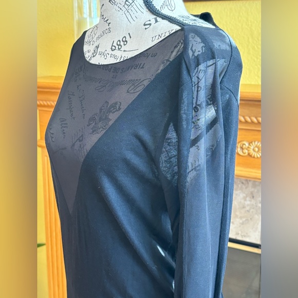 Guess long sleeve deep V neck line with mesh in small size color black - Picture 2 of 3